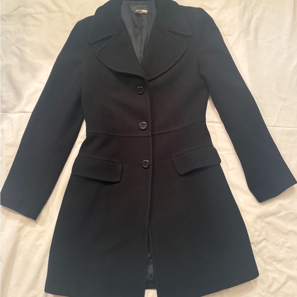 Zara Classic Black  Coat , size 6 (XS)
Wool 65%
Nylon 20%
Cashmere 15 %